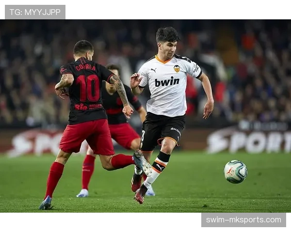 尼科·帕斯近期表现稳健，持续提升中场竞争力